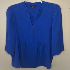 Royal blue v-neck with black leggings.